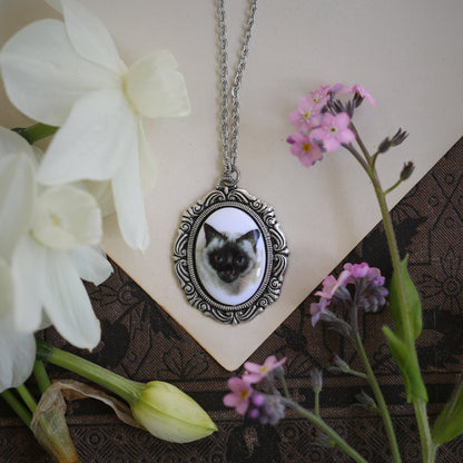 Antique silver vintage siamese cat cameo necklace by ragtrader vintage.  