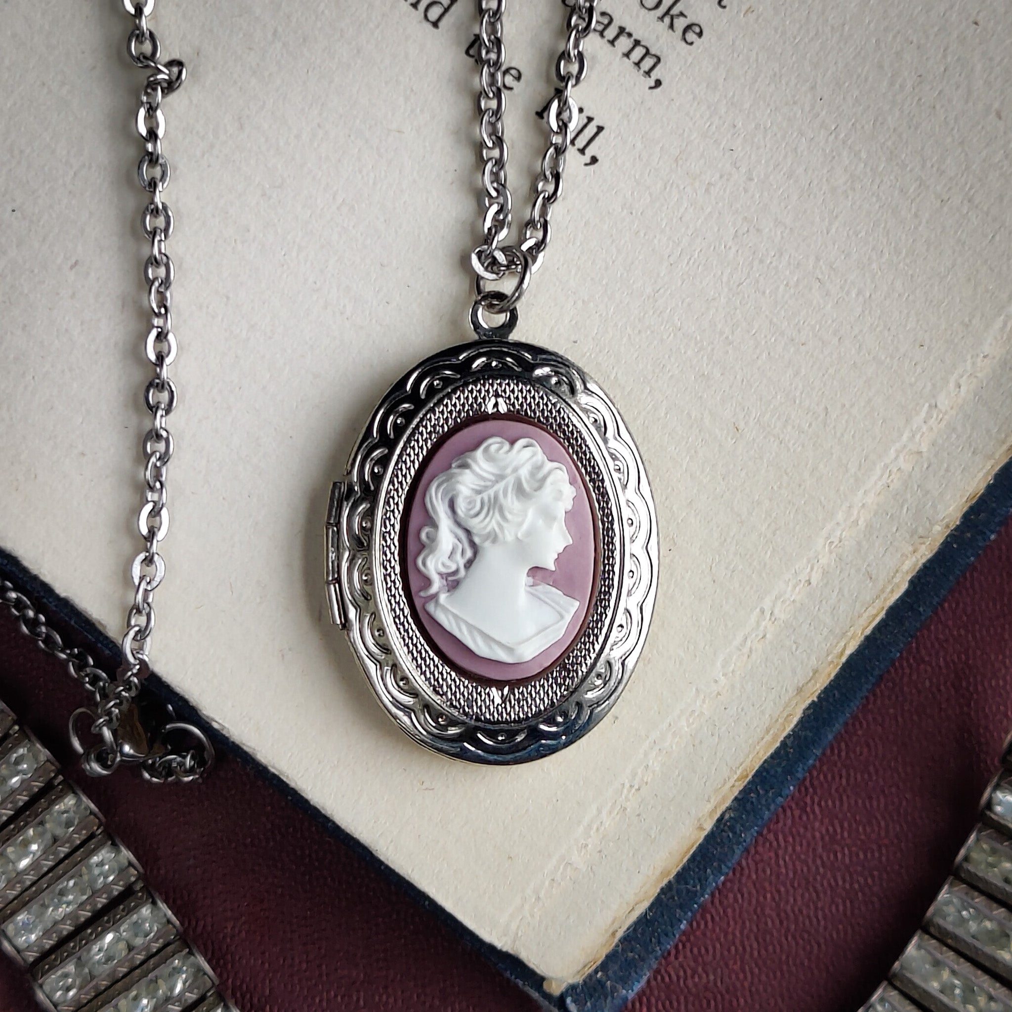 Lady Cameo Oval Vintage Style Locket