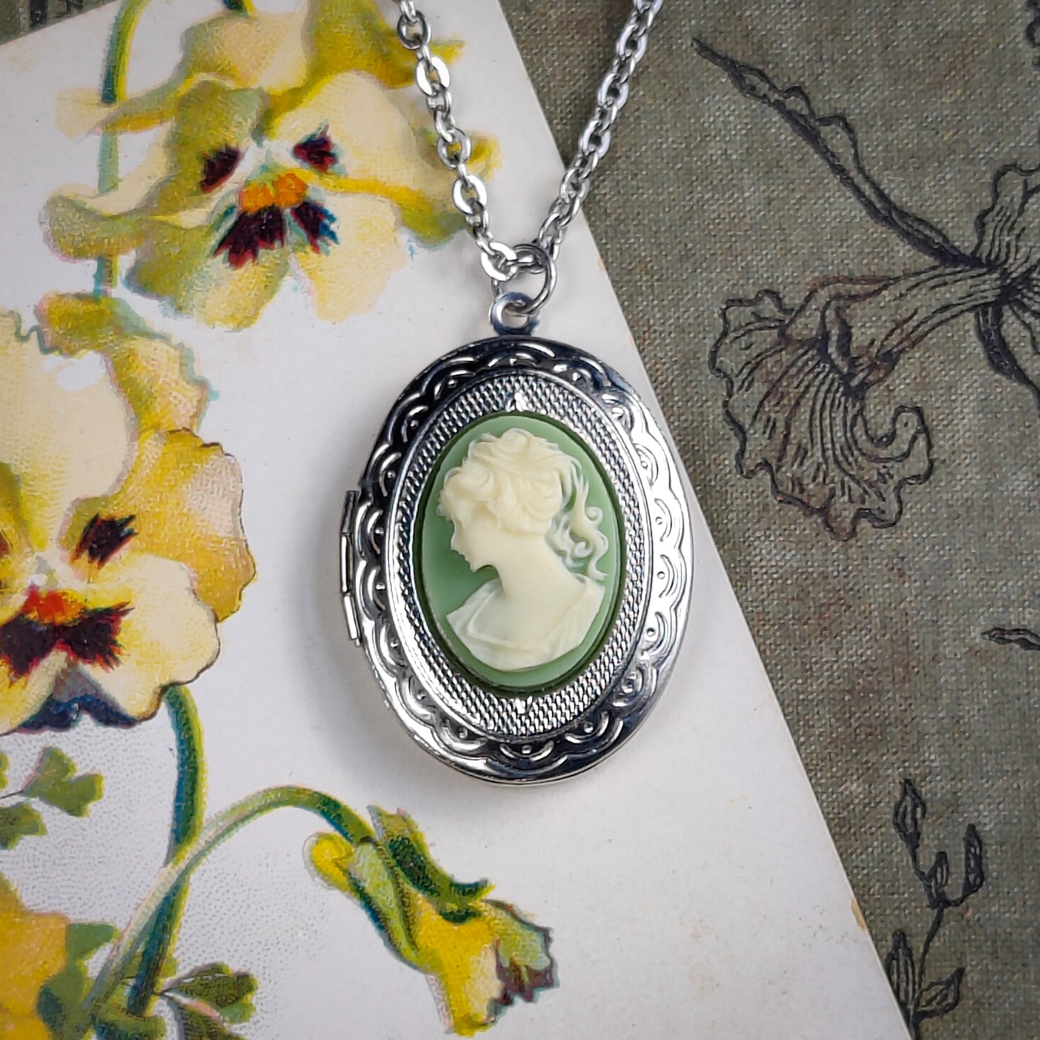 Lady Cameo Oval Vintage Style Locket