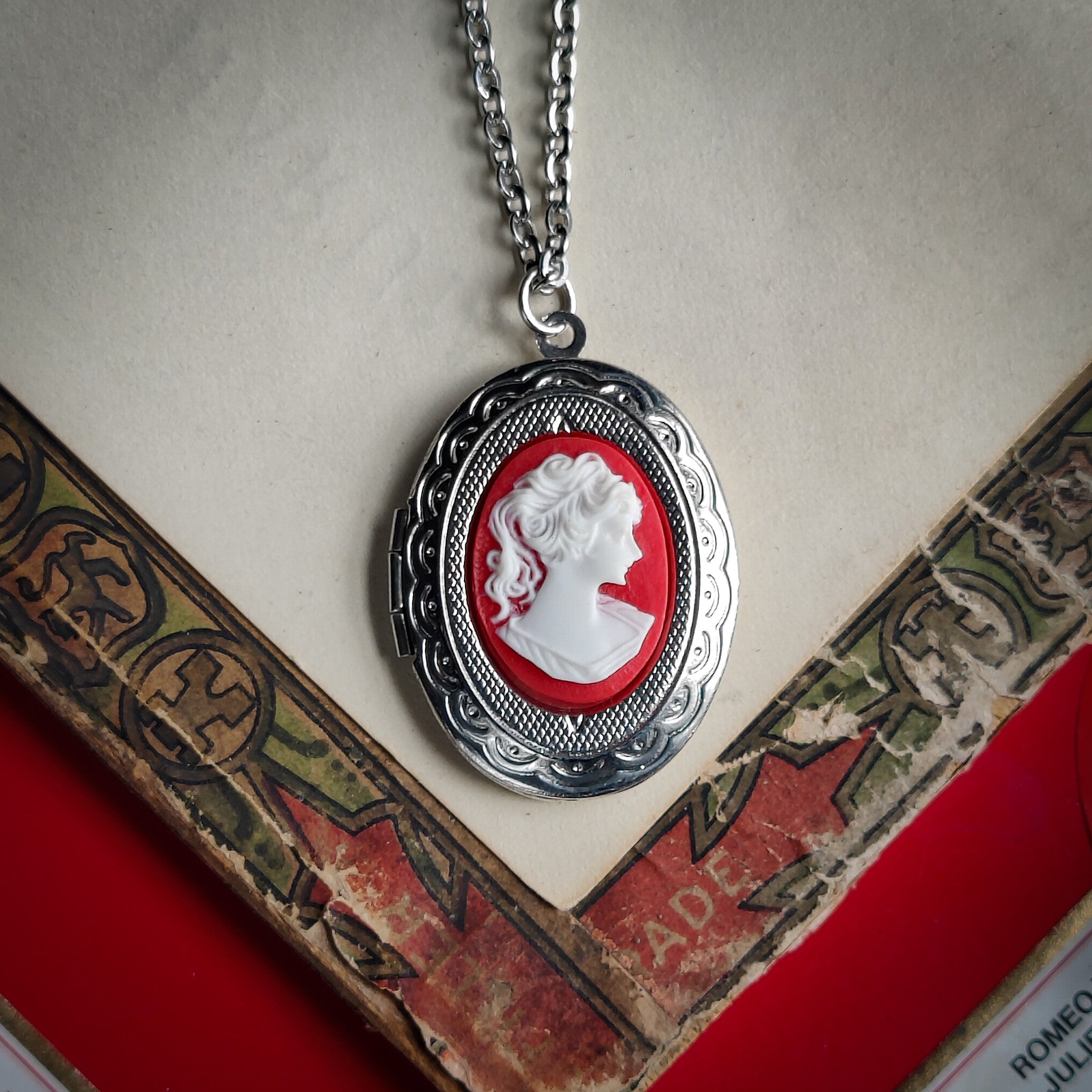 Lady Cameo Oval Vintage Style Locket