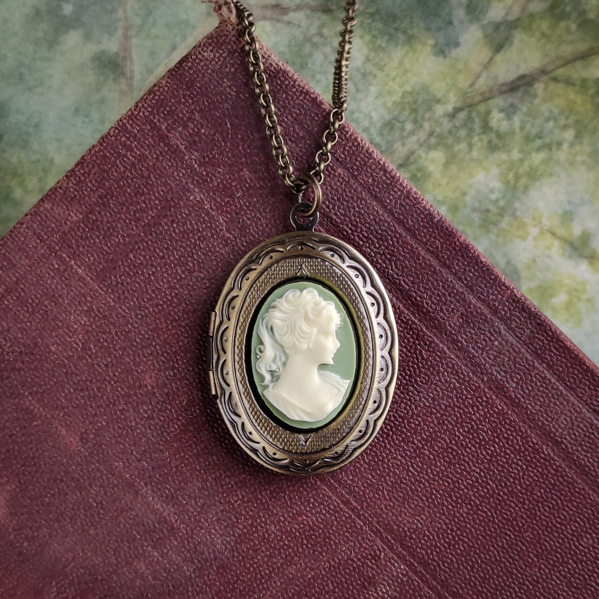 Lady Cameo Oval Vintage Style Locket