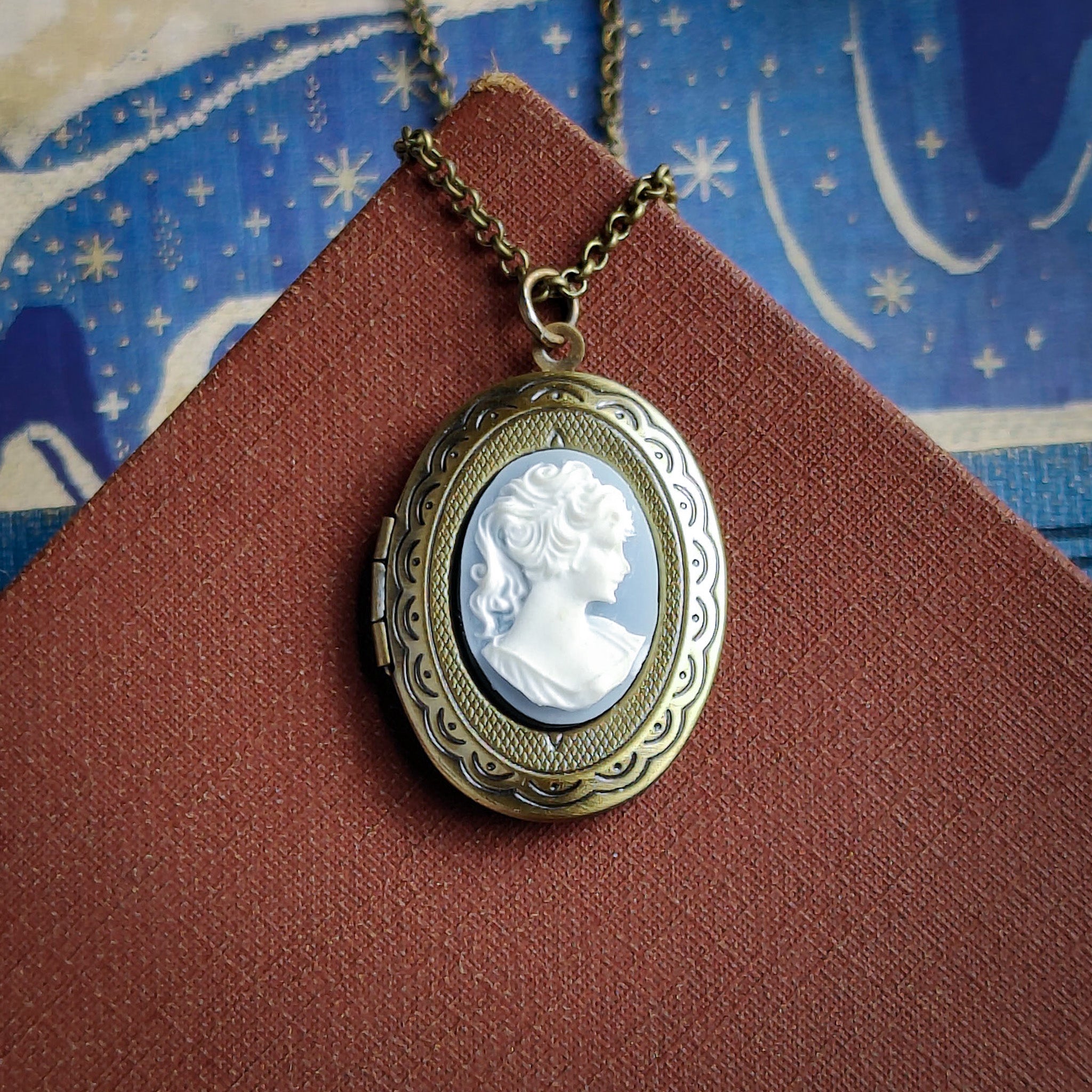 Lady Cameo Oval Vintage Style Locket