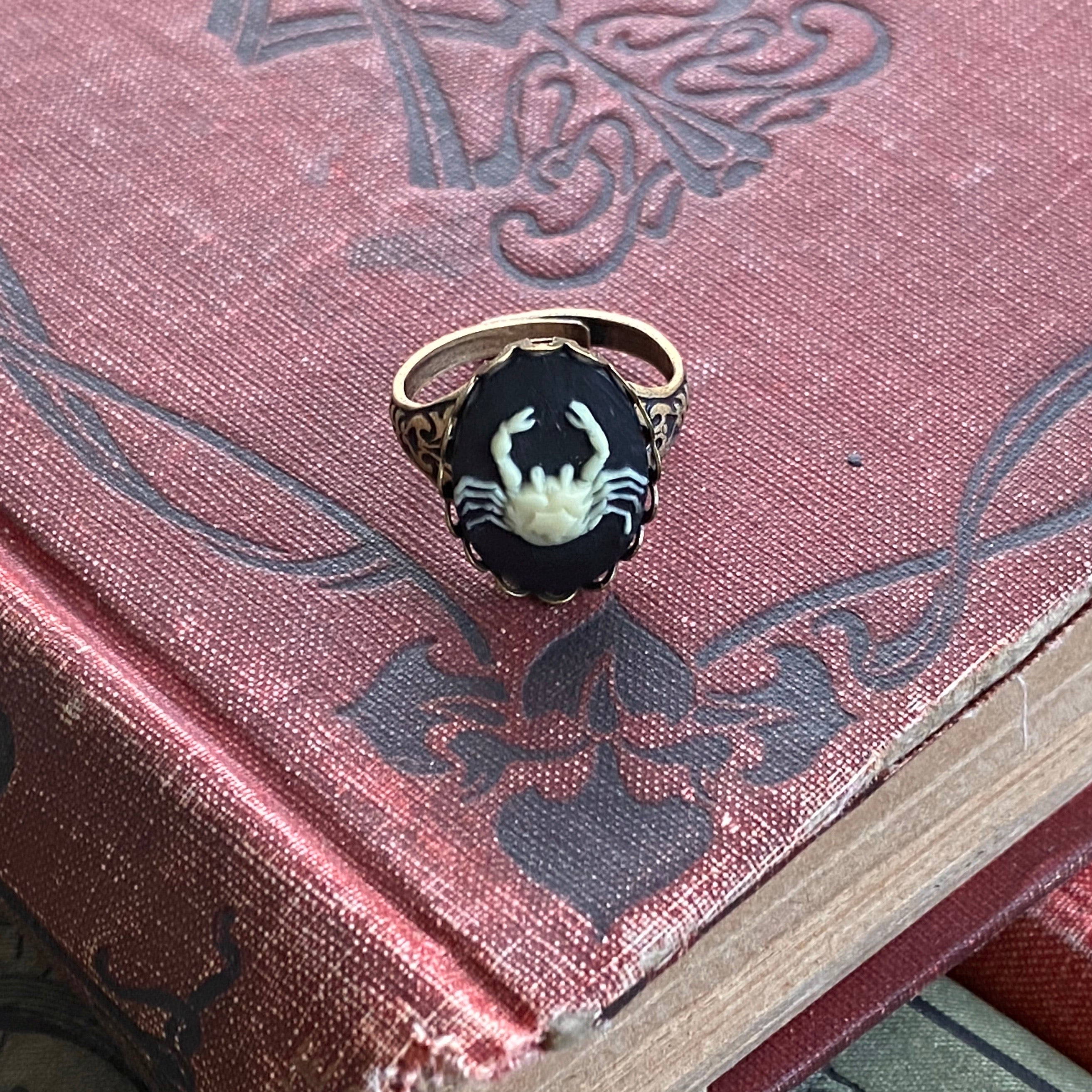 Vintage Zodiac Cameo Ring - Cancer