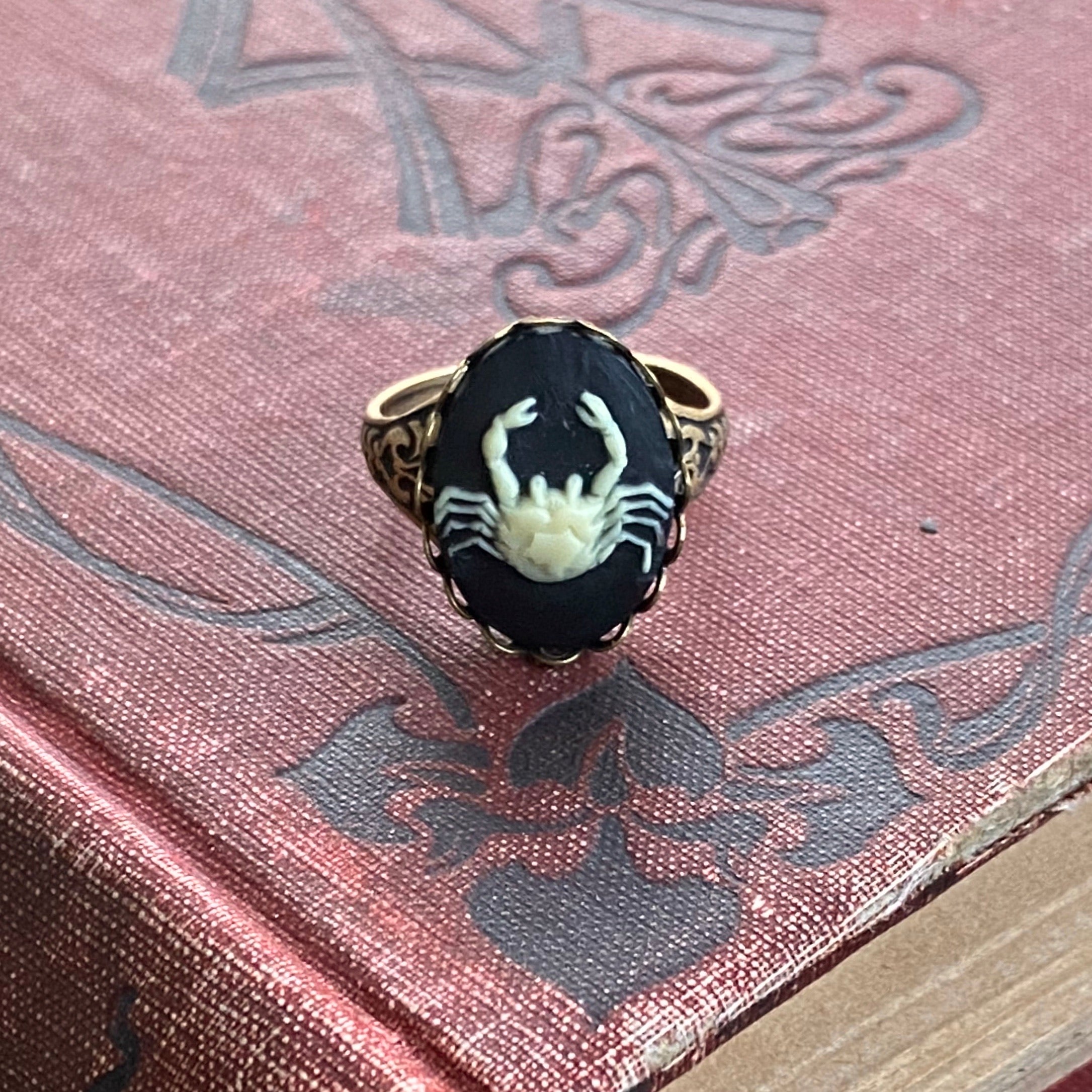 Vintage Zodiac Cameo Ring - Cancer